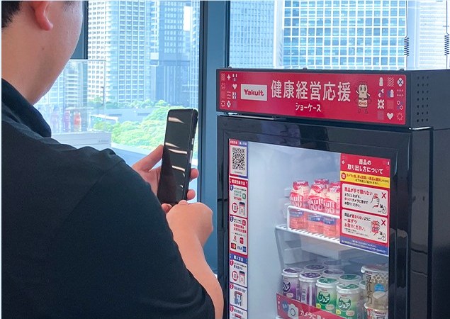 LINEアプリを使ってショーケースを利用する様子
